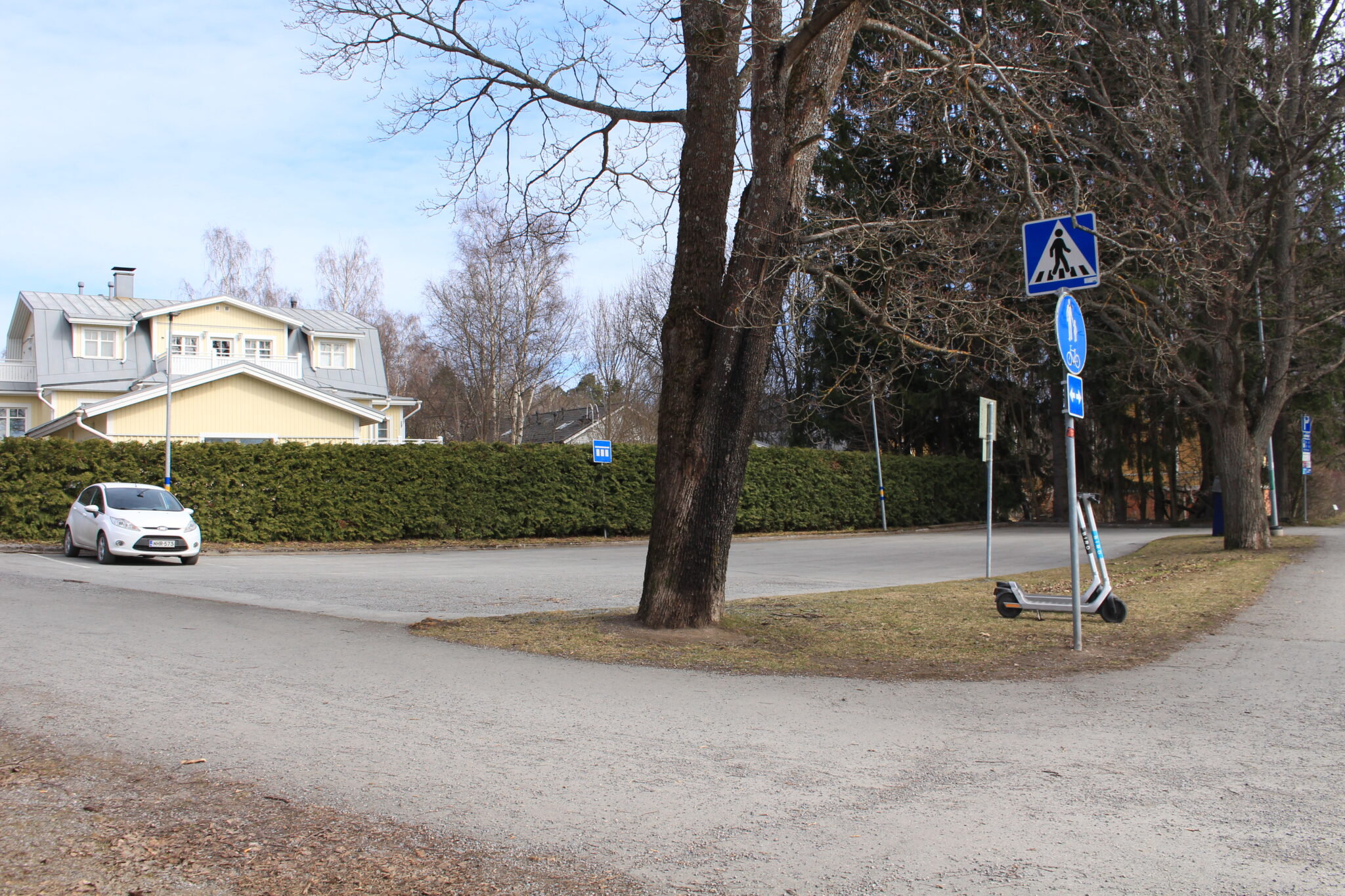 Auto parkissa Rautatienkadun pysäköintialueella.