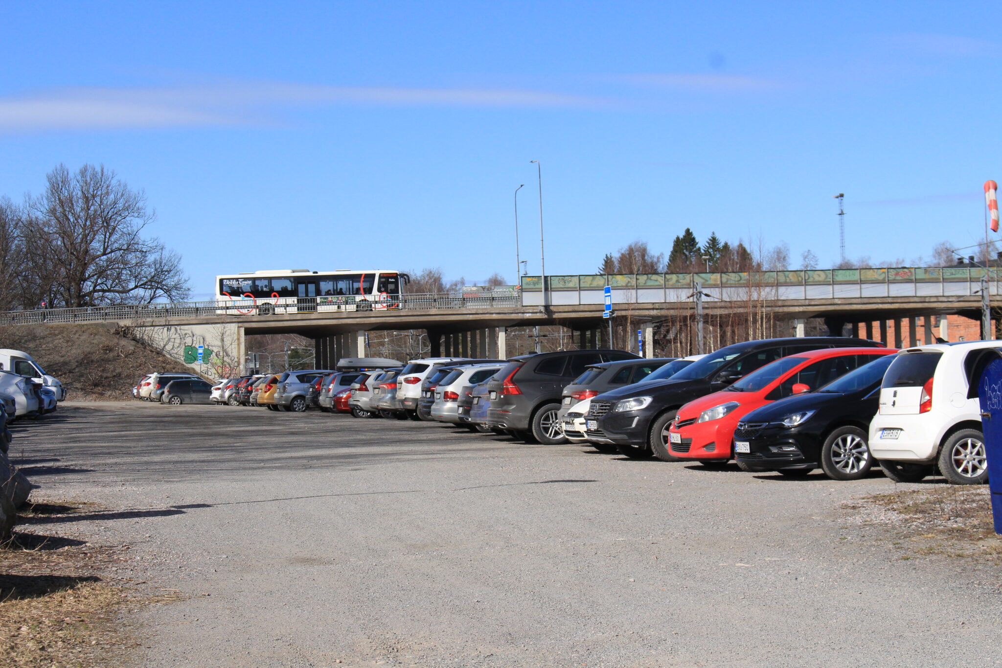 Autoja parkissa Rataparkin pysäköintialueella.