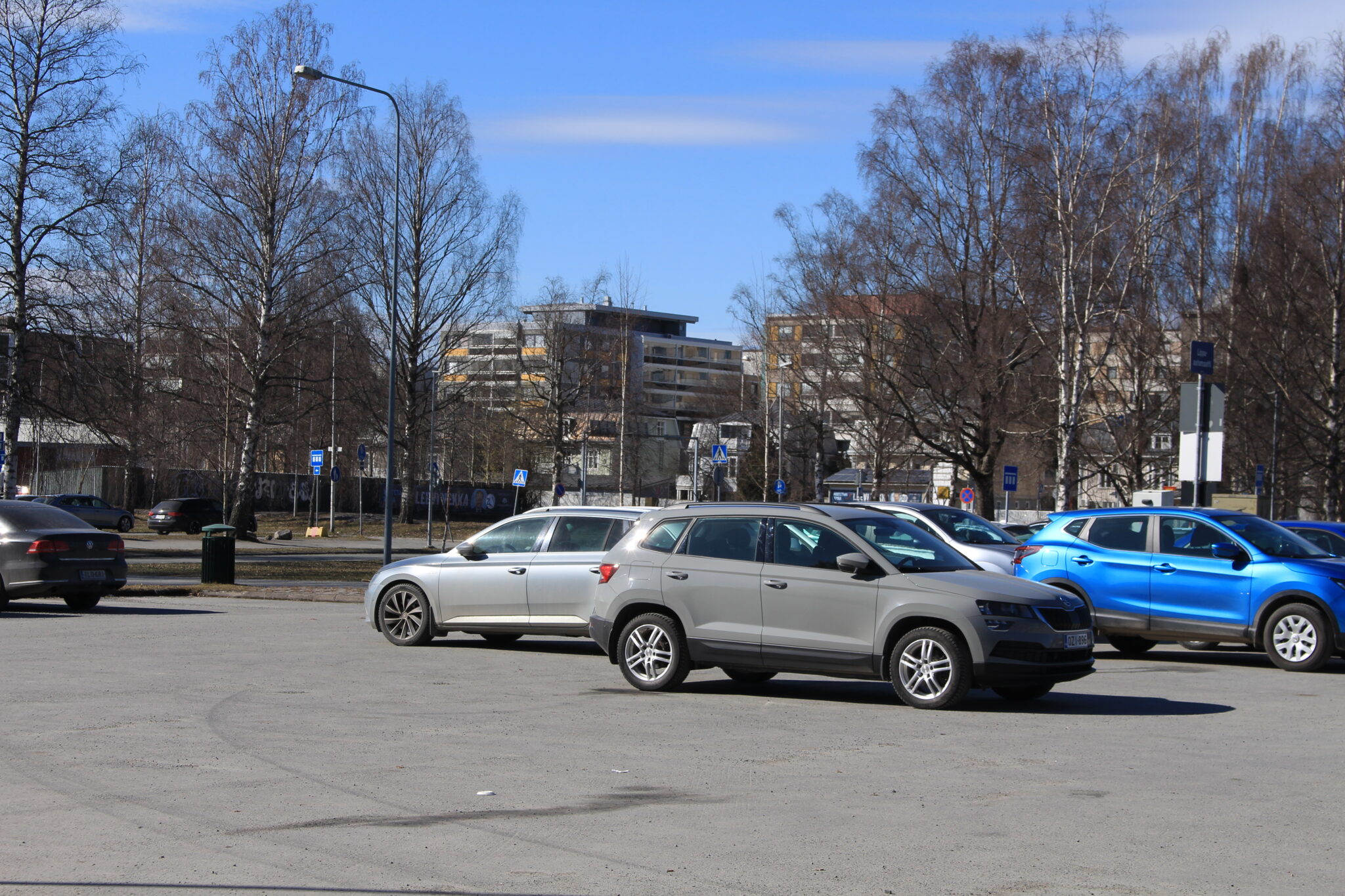 Autoja parkissa Hämeensaaren pysäköintialueella.