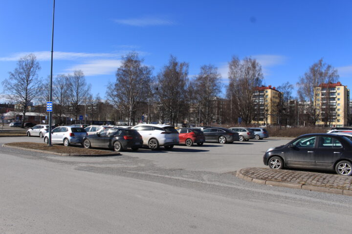 Autoja parkissa Hämeensaaren pysäköintialueella.